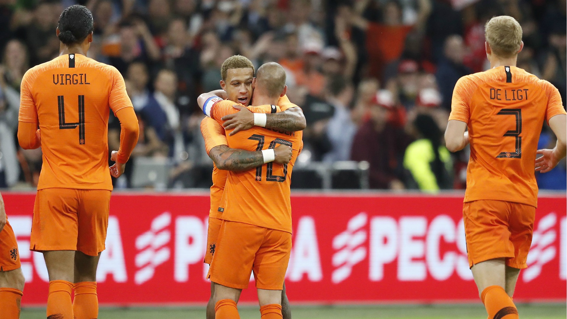 wesley-sneijder-memphis-depay-netherlands_13md5o3z643j21hcu5j3ep3yvq