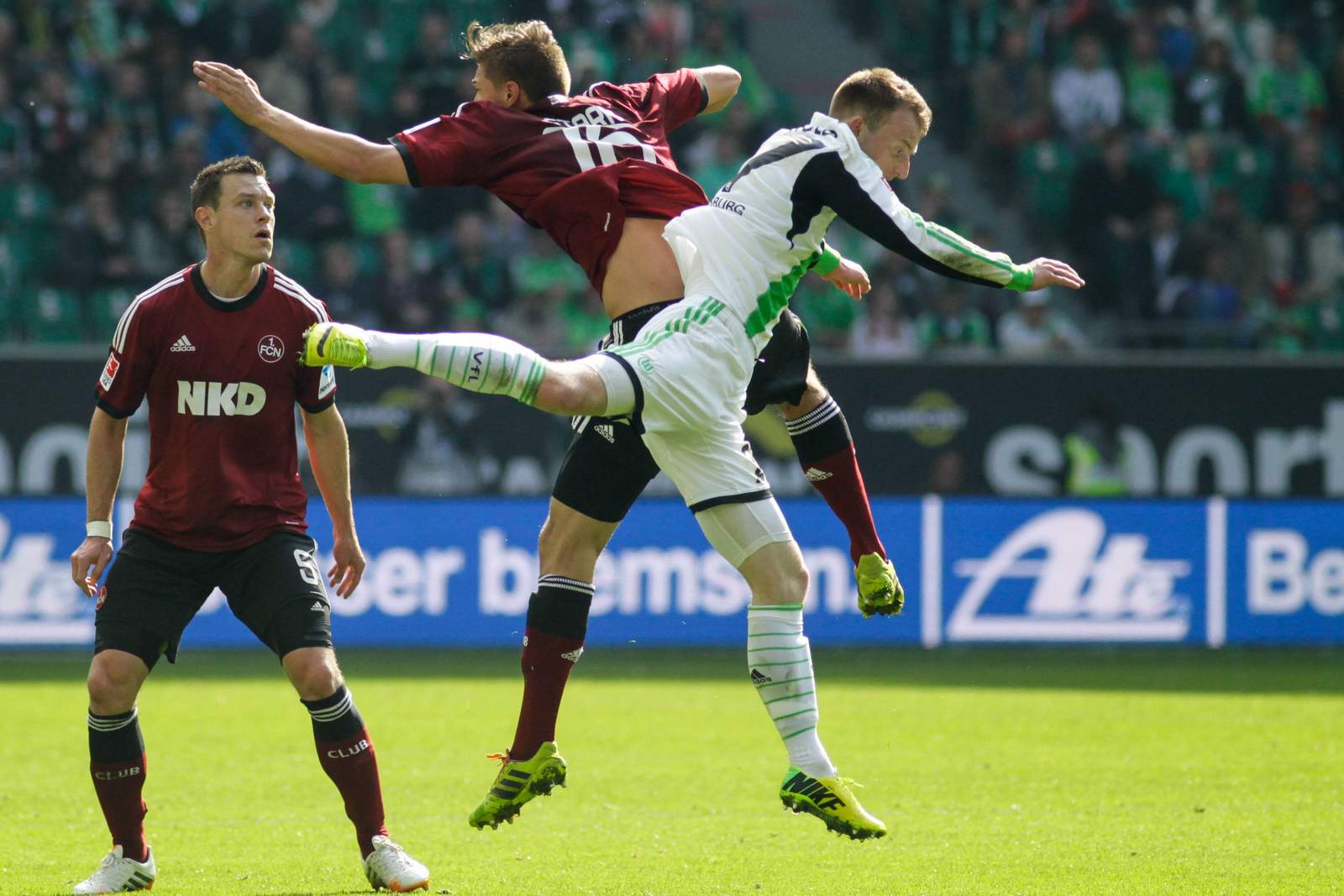 niklas-stark-nuernberg-maximilian-arnold-wolfsburg-18-12-2017-imago-christian-schroedter-16217905h