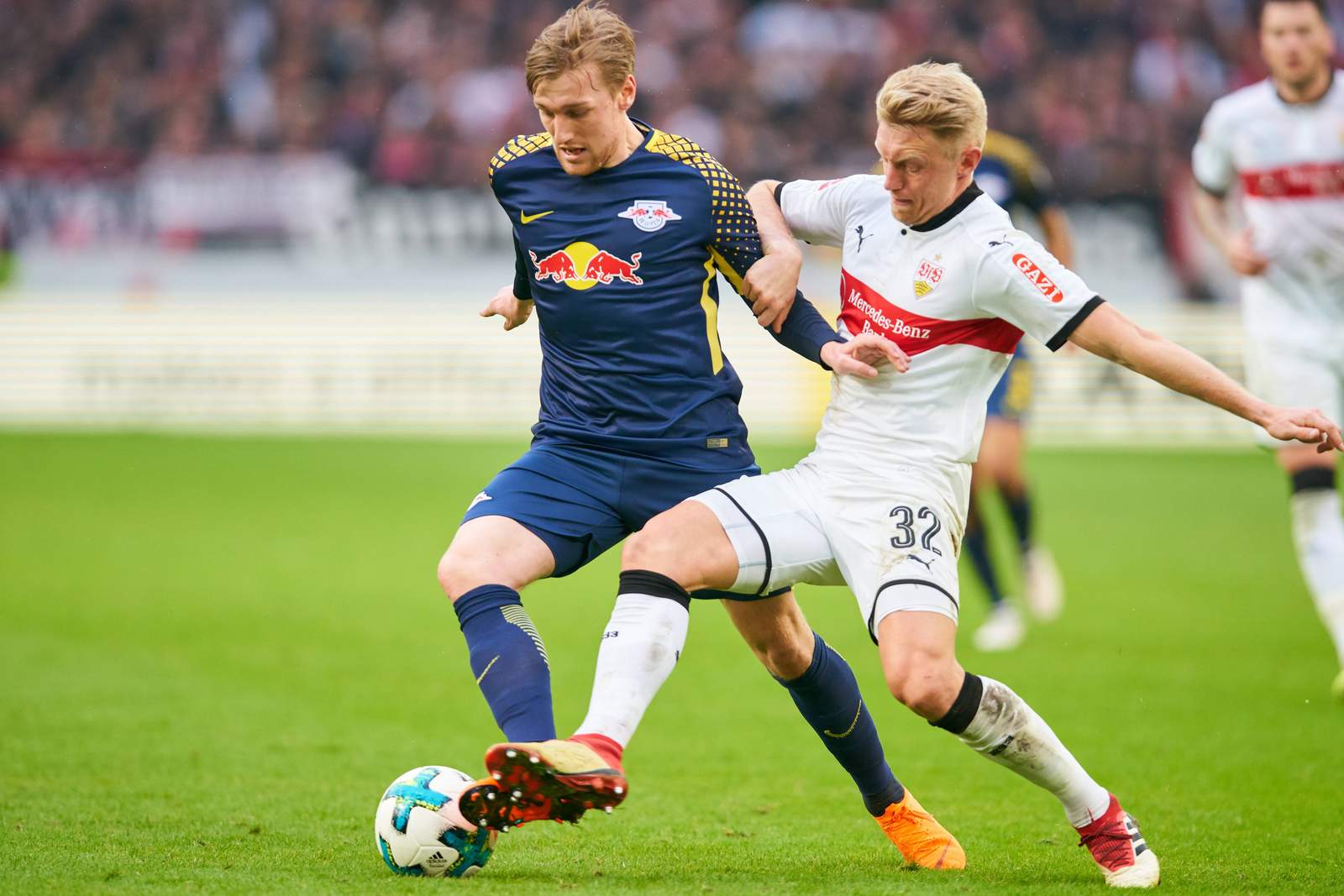 emil-forsberg-leipzig-andreas-beck-stuttgart-24-09-2018-imago-actionpictures-32912074